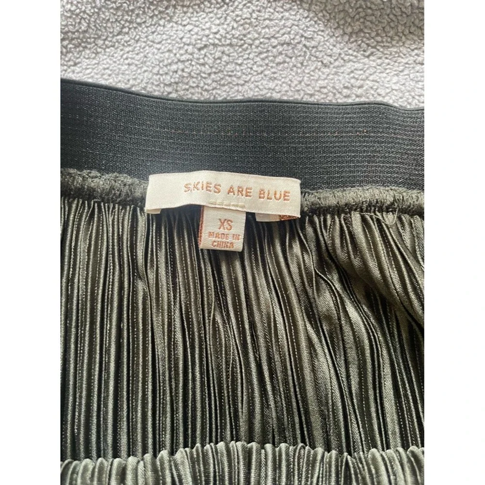 NWOT Skies Are Blue Metallic Pleated Midi Skirt Silver Gray Shimmer Pull On - XS